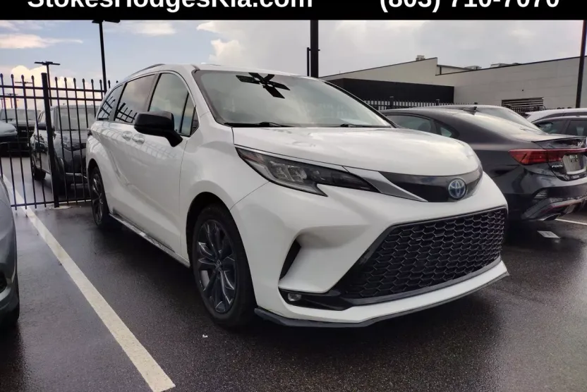 2022 Toyota Sienna XSE photo 1