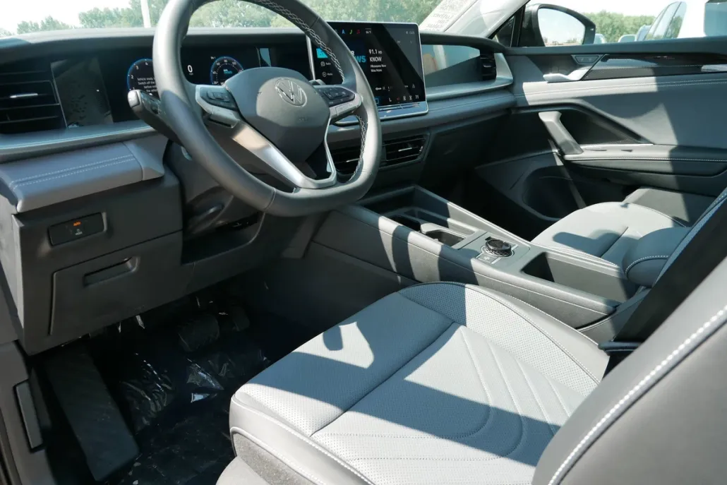 2025 Volkswagen Tiguan SE photo 1