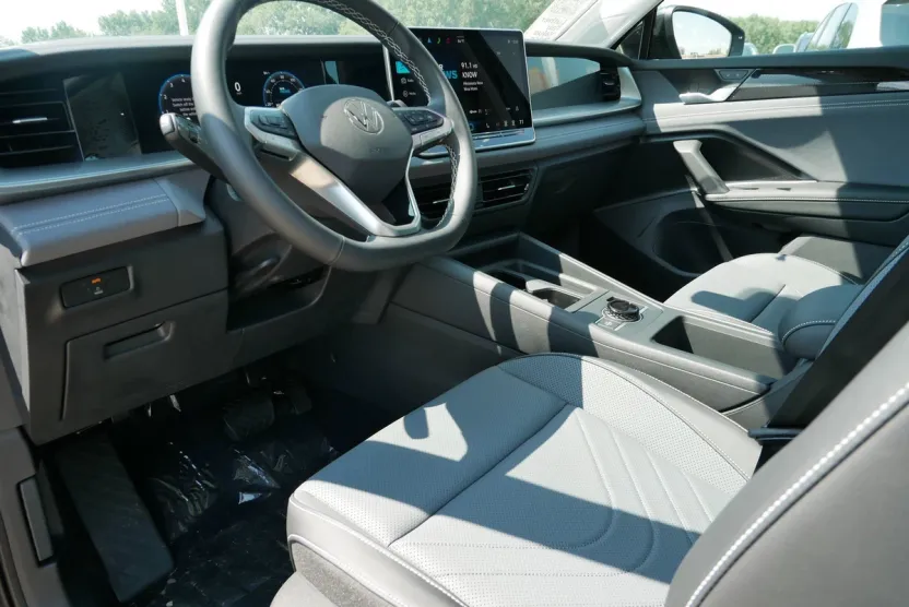 2025 Volkswagen Tiguan SE photo 1