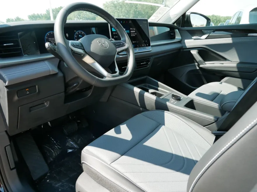 2025 Volkswagen Tiguan SE photo 1