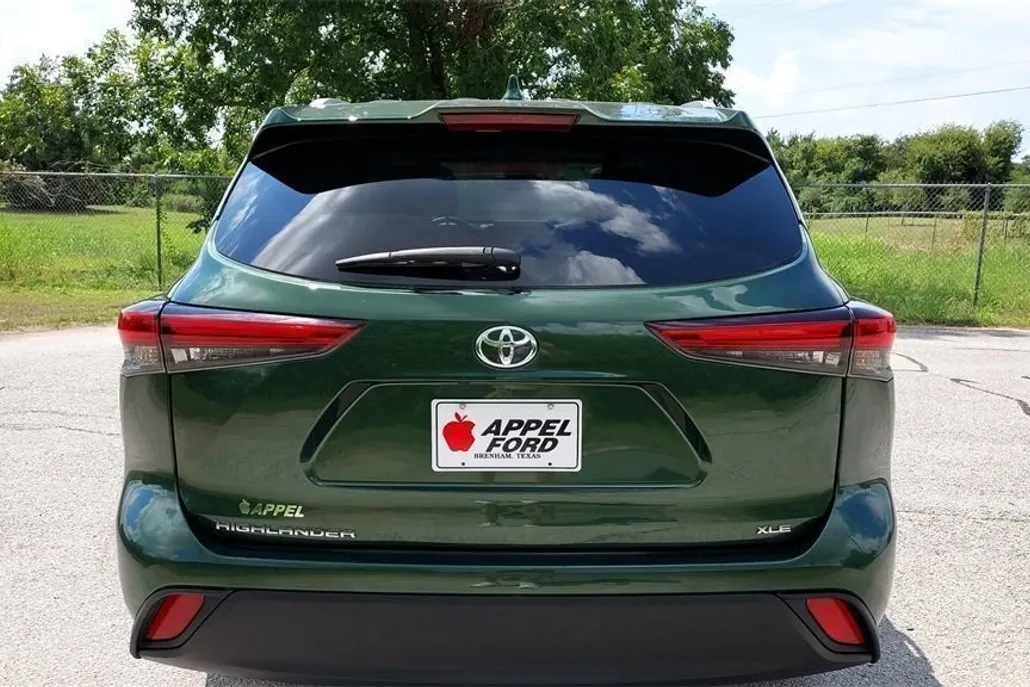 2023 Toyota Highlander XLE photo 1