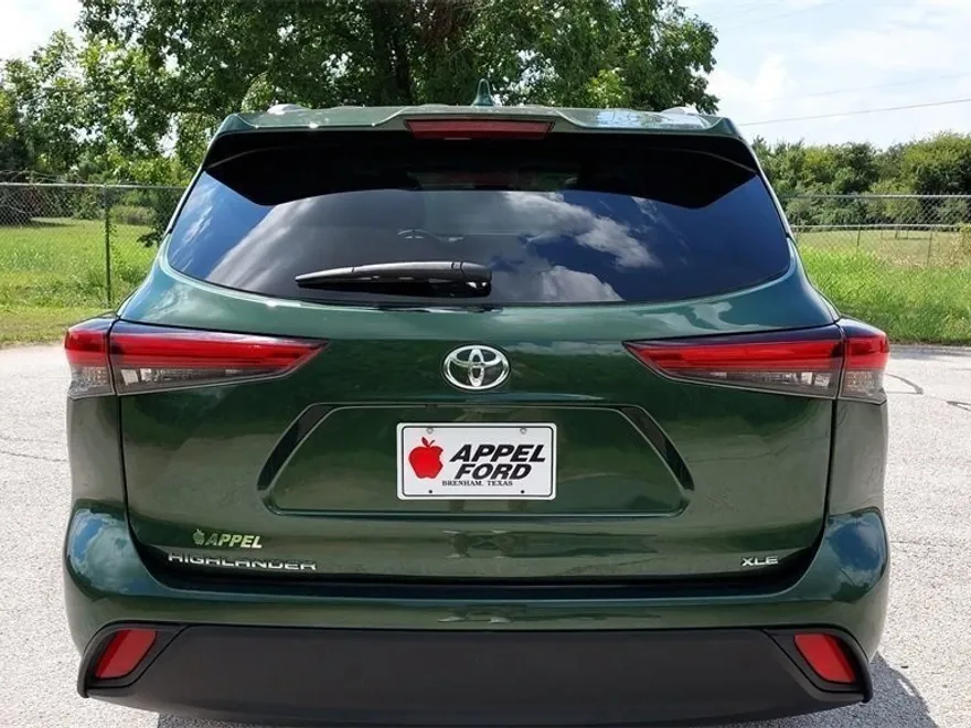 2023 Toyota Highlander XLE photo 1