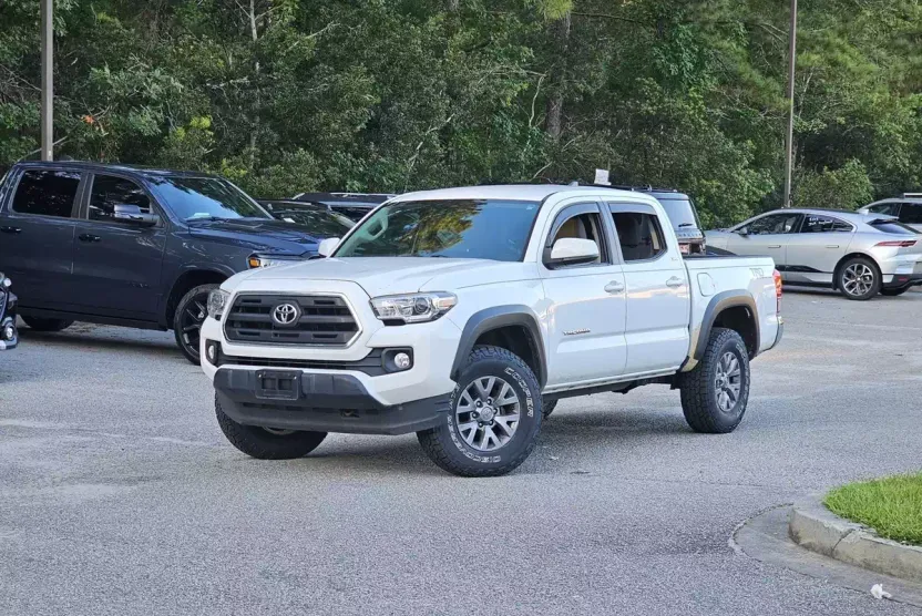 2017 Toyota Tacoma SR5 photo 1