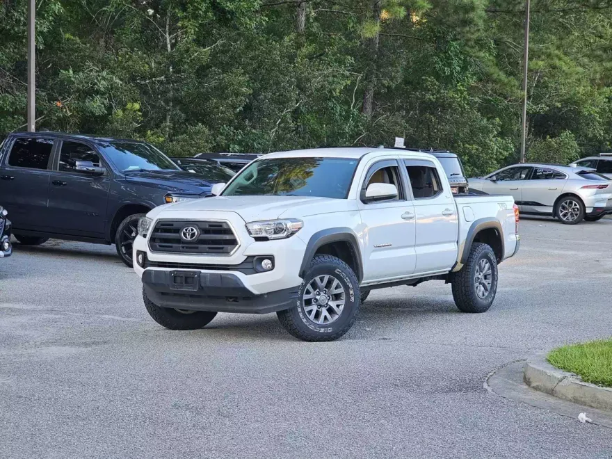 2017 Toyota Tacoma SR5 photo 1
