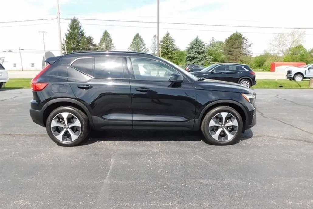 2024 Volvo XC40 Core photo 1