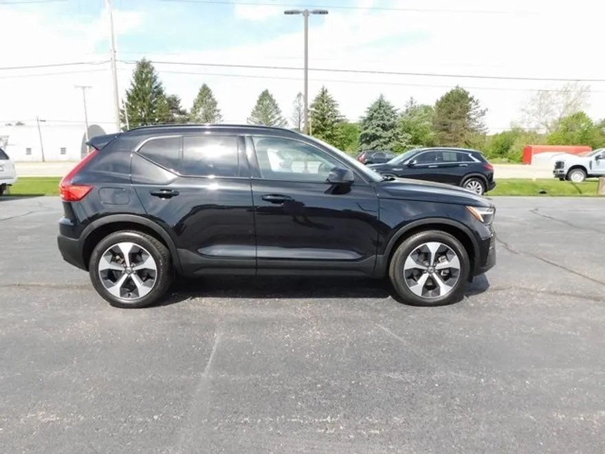 2024 Volvo XC40 Core photo 1