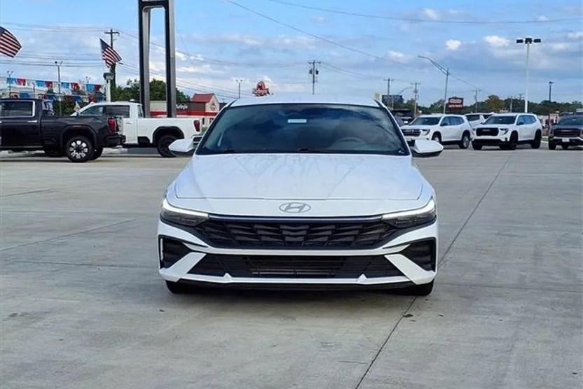 2024 Hyundai Elantra SE photo 1