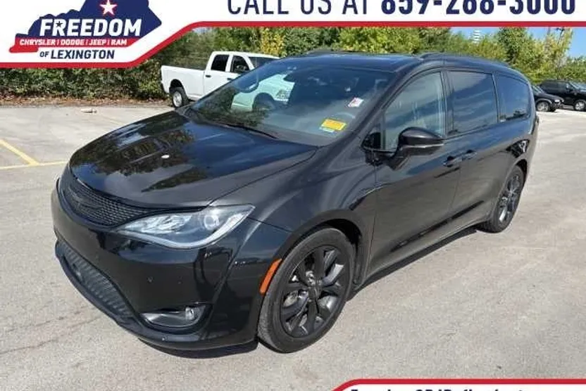 2018 Chrysler Pacifica Limited photo 1