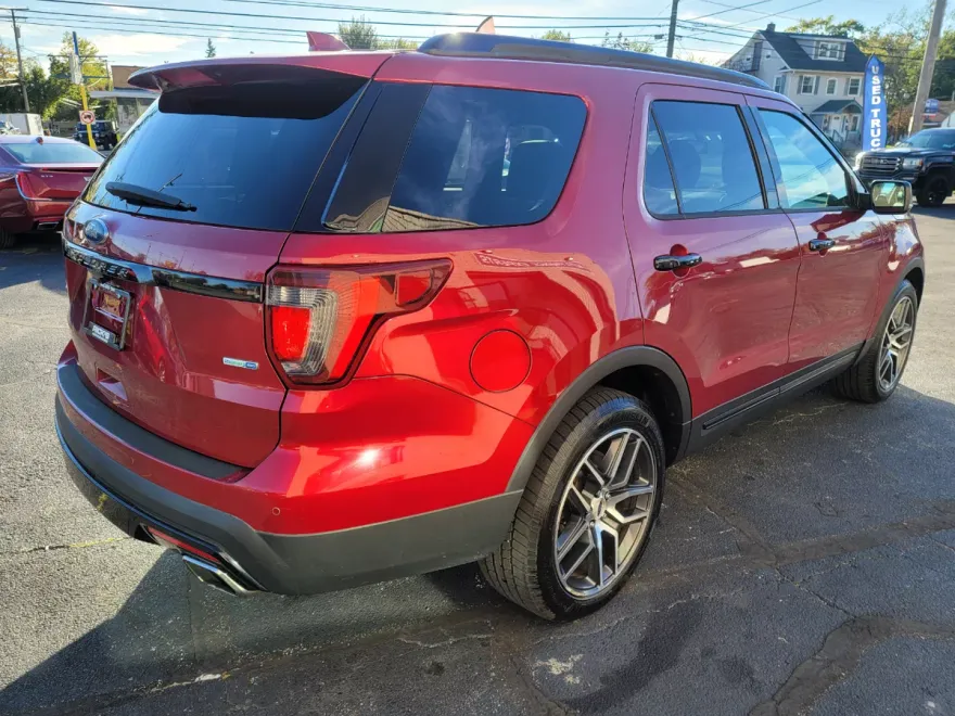 2016 Ford Explorer Sport photo 1