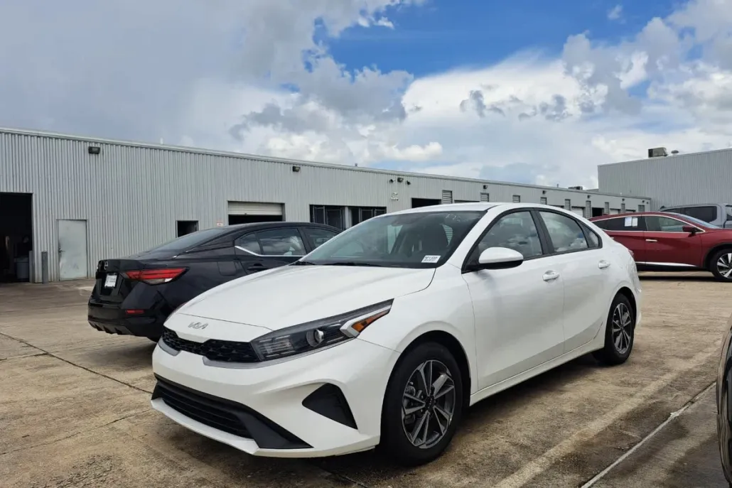 2023 Kia Forte LXS photo 1