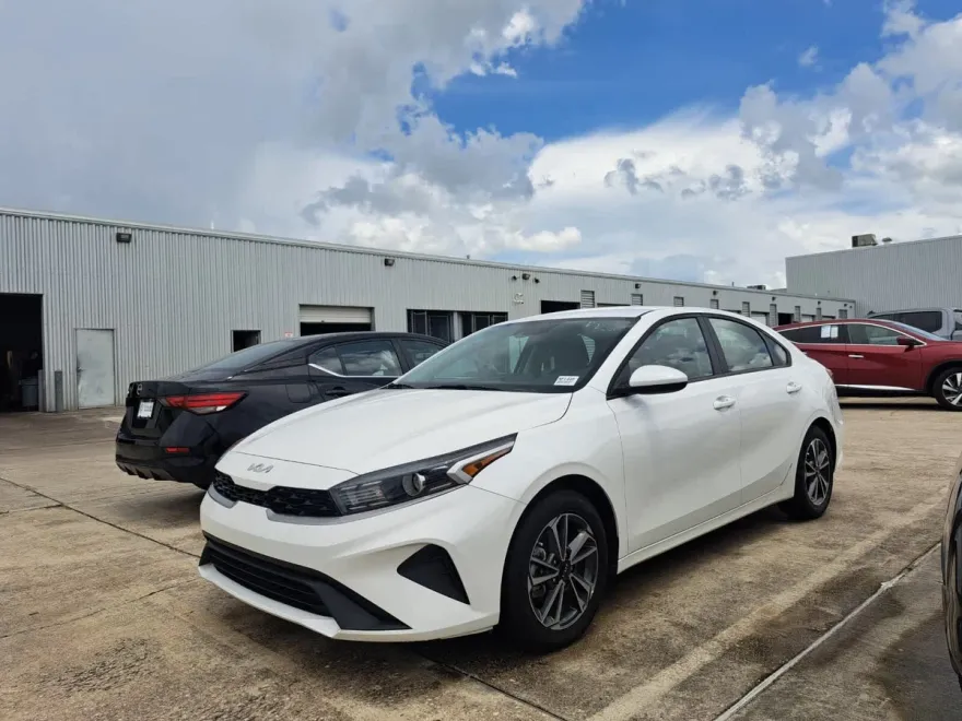 2023 Kia Forte LXS photo 1