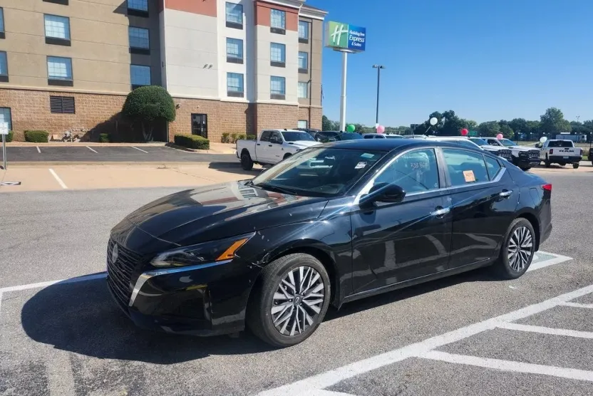 2023 Nissan Altima SV photo 1