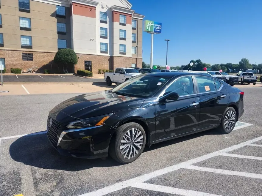 2023 Nissan Altima SV photo 1