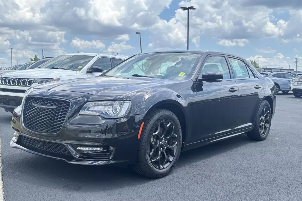 2021 Chrysler 300 Touring L photo 1