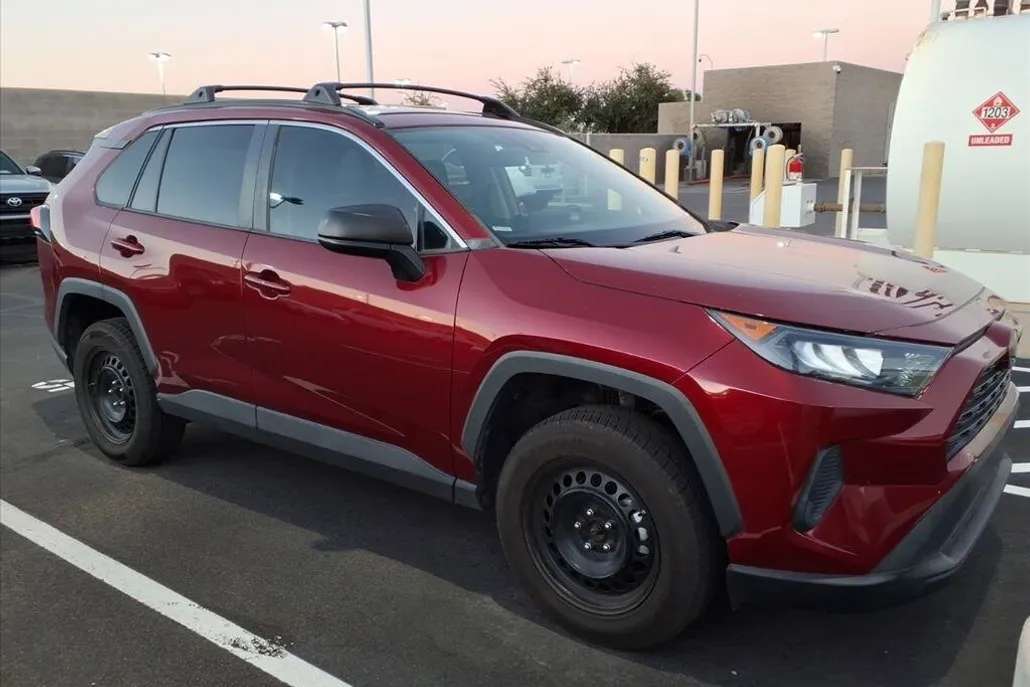 2020 Toyota RAV4 LE photo 1