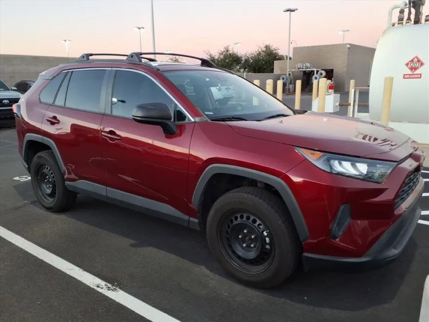 2020 Toyota RAV4 LE photo 1