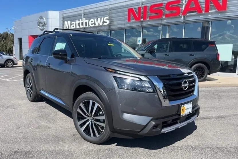 2025 Nissan Pathfinder Platinum photo 1