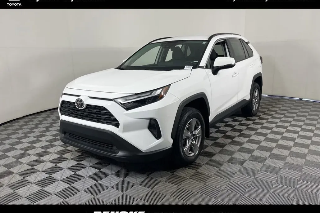 2024 Toyota RAV4 XLE photo 1