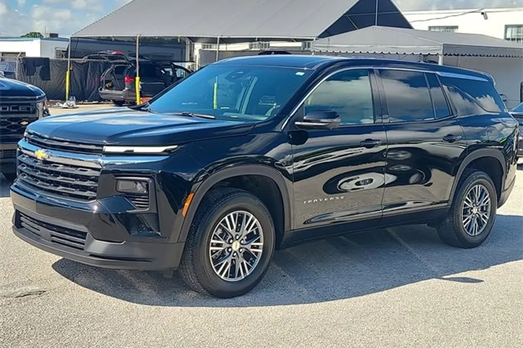 2024 Chevrolet Traverse LS photo 1