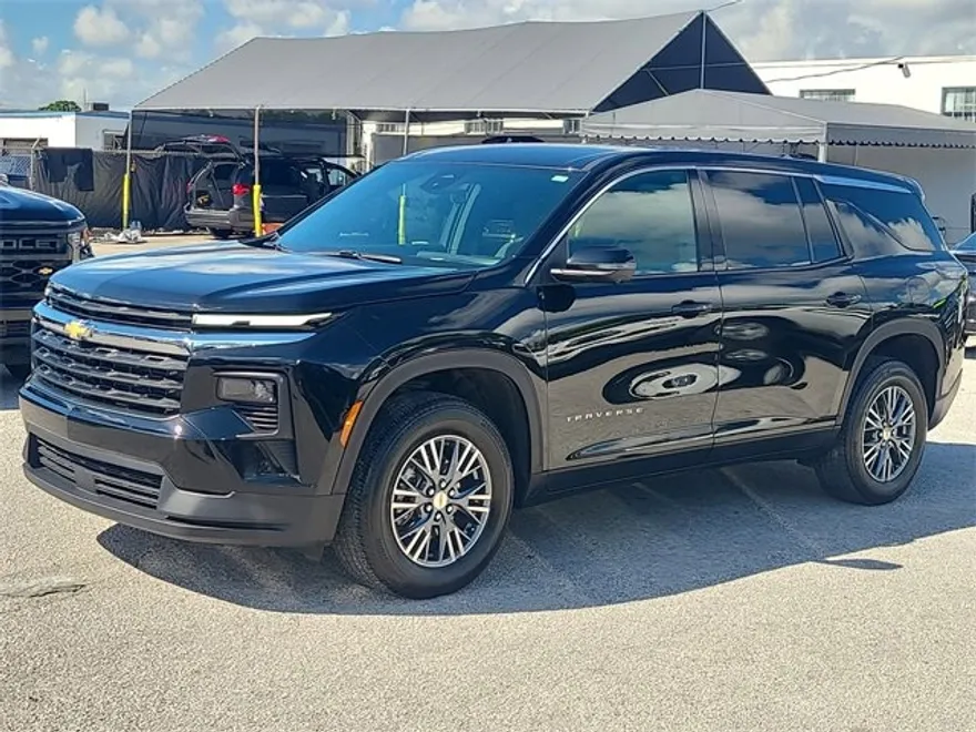 2024 Chevrolet Traverse LS photo 1
