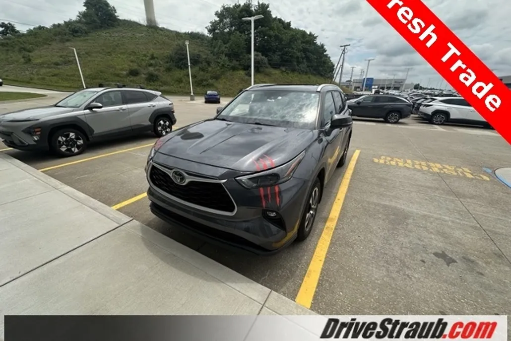 2022 Toyota Highlander XLE photo 1