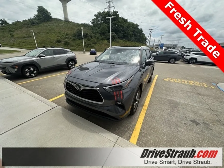 2022 Toyota Highlander XLE photo 1
