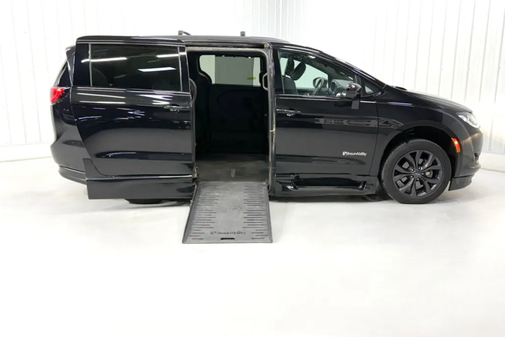 2020 Chrysler Pacifica Touring L photo 1