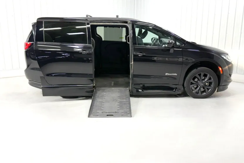 2020 Chrysler Pacifica Touring L photo 1
