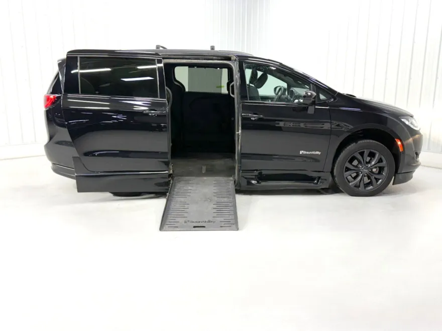 2020 Chrysler Pacifica Touring L photo 1