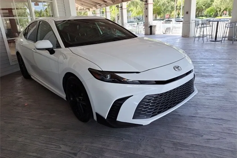 2025 Toyota Camry SE photo 1