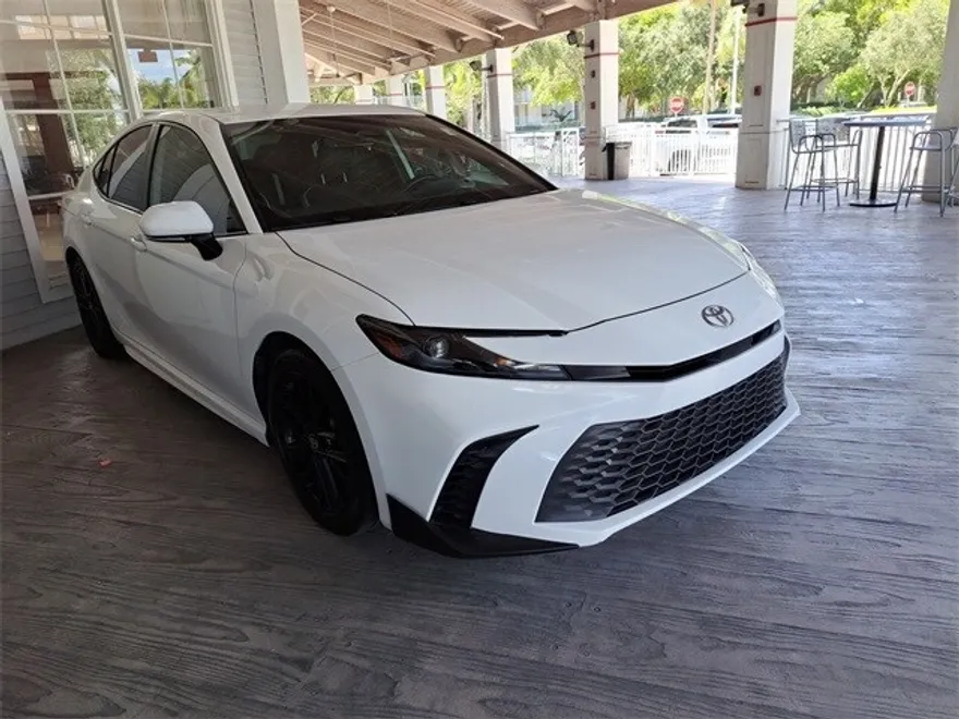 2025 Toyota Camry SE photo 1