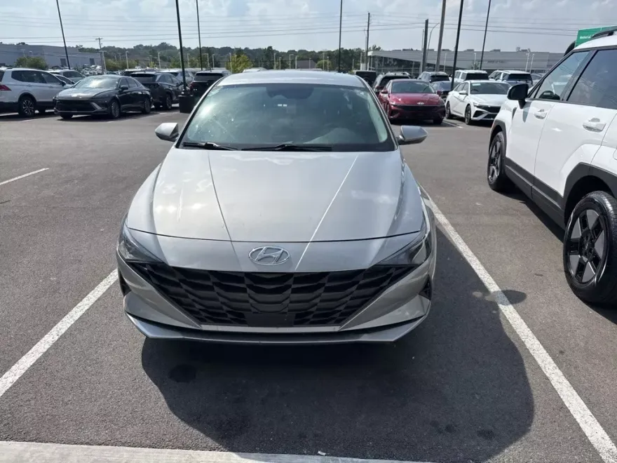 2022 Hyundai Elantra SEL Convenience photo 1