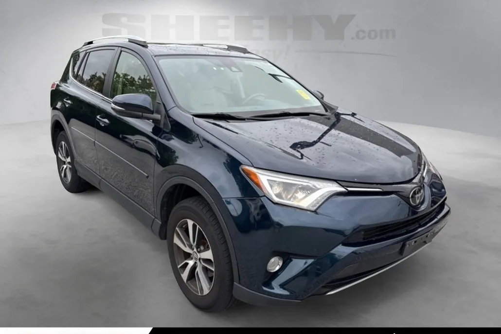 2017 Toyota RAV4 XLE photo 1