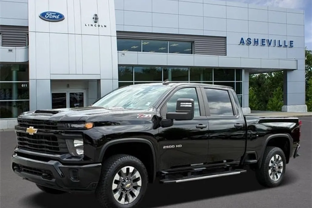 2024 Chevrolet Silverado Custom photo 1