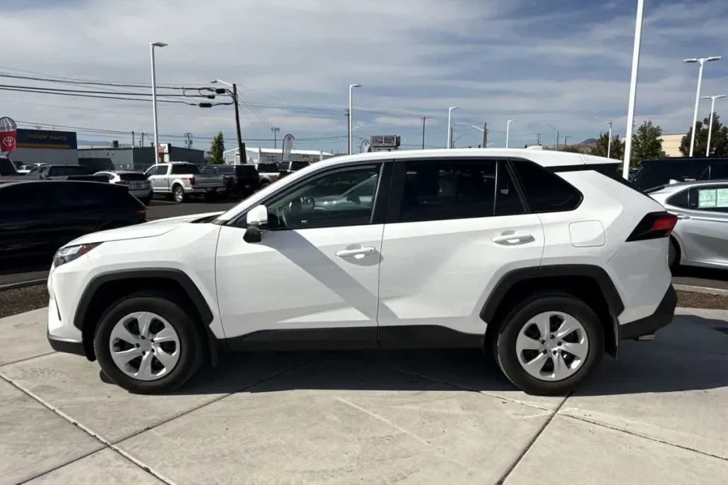 2024 Toyota RAV4 LE photo 1