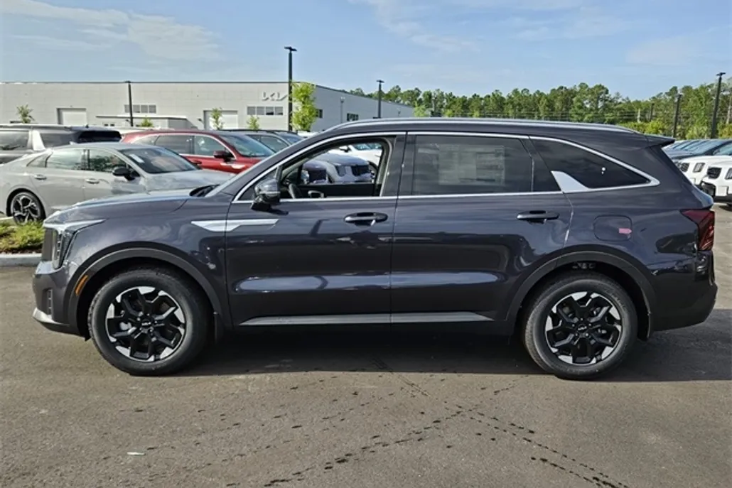 2025 Kia Sorento S photo 1