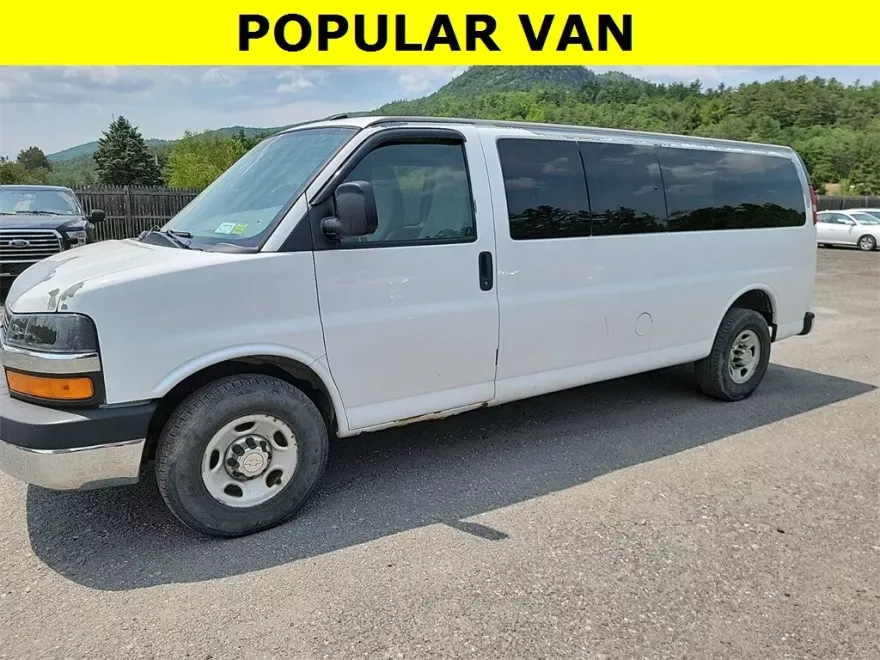 2011 Chevrolet Express 3500 LT Passenger Van photo 1