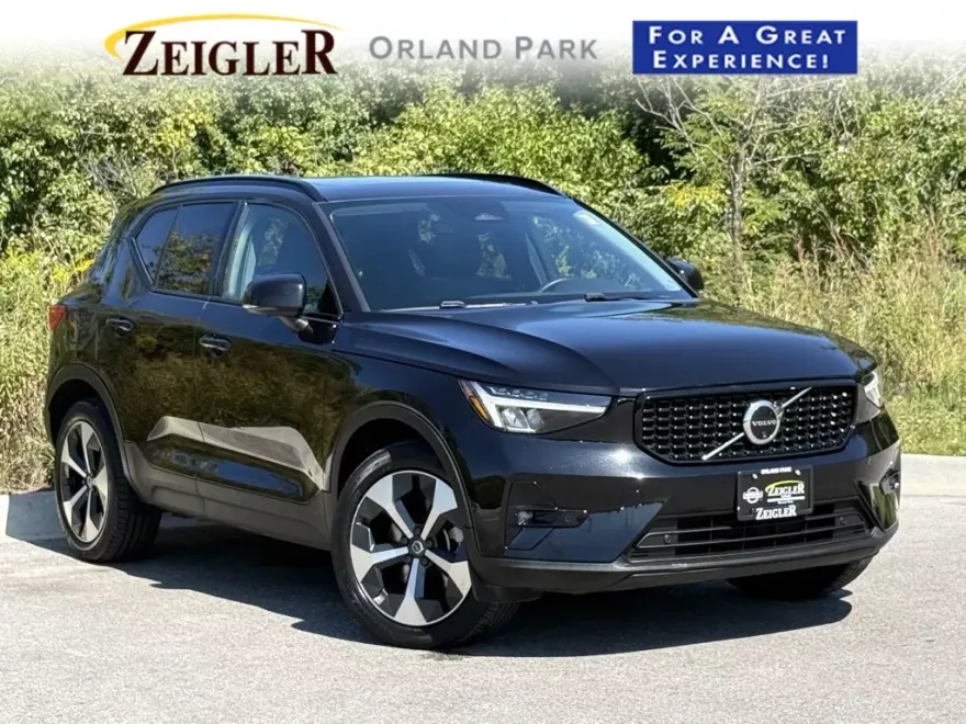 2024 Volvo XC40 Plus AWD photo 1