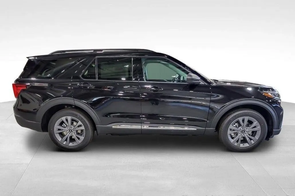 2025 Ford Explorer photo 1