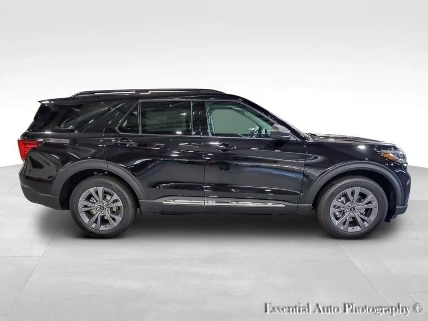 2025 Ford Explorer photo 1