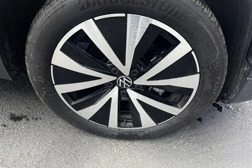 2022 Volkswagen Taos SE photo 1