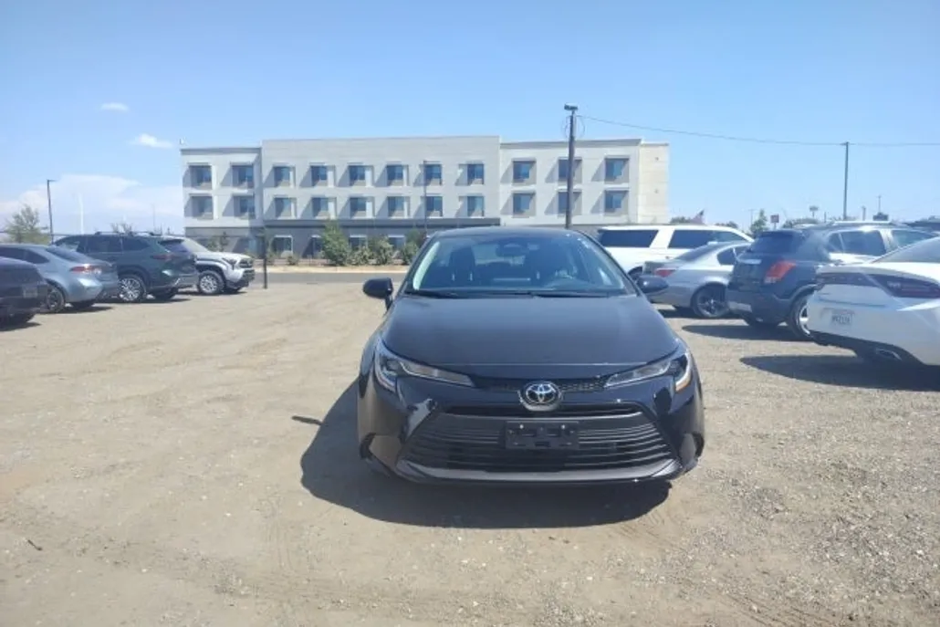 2025 Toyota Corolla LE photo 1