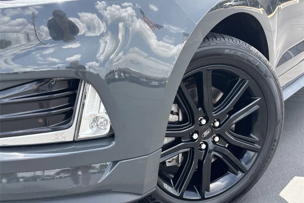 2021 Ford Edge ST photo 1