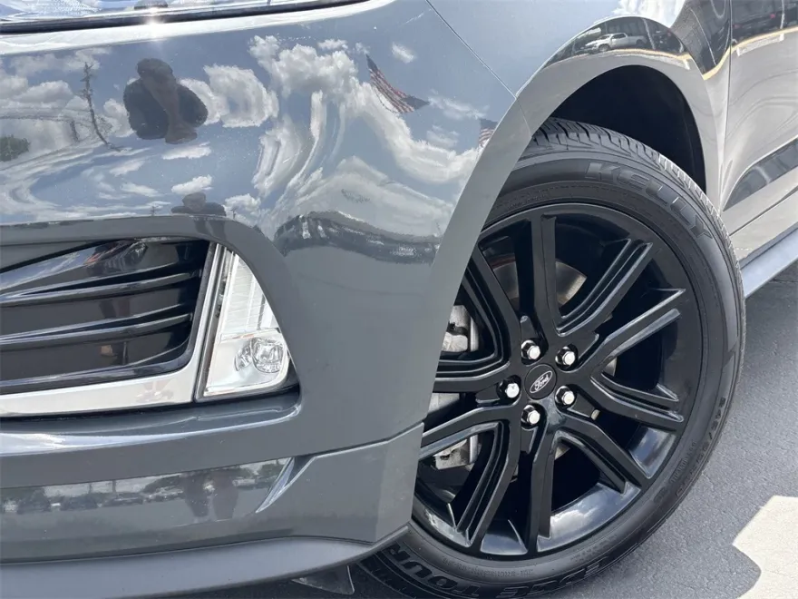2021 Ford Edge ST photo 1