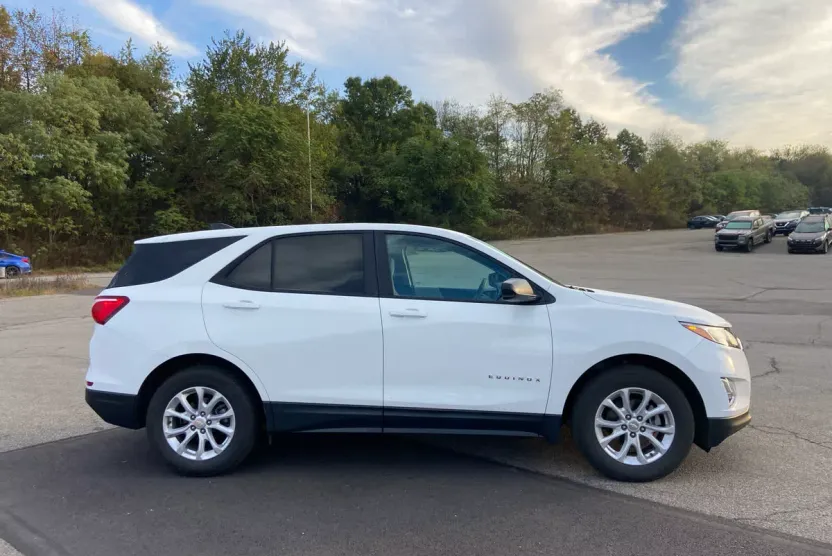 2021 Chevrolet Equinox LS photo 1