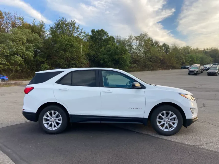 2021 Chevrolet Equinox LS photo 1