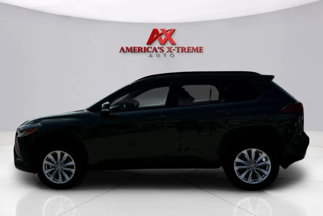 2022 Toyota Corolla Cross LE photo 1