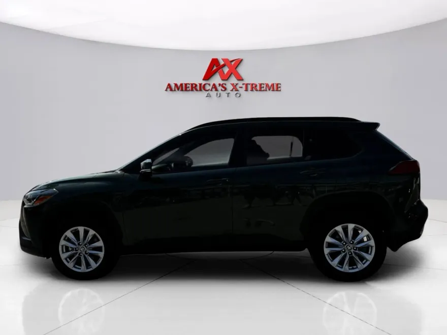 2022 Toyota Corolla Cross LE photo 1