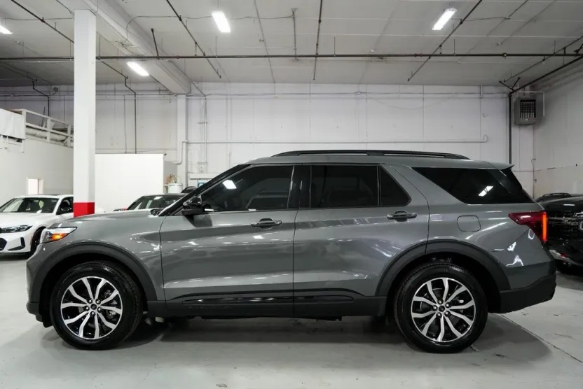 2023 Ford Explorer ST photo 1