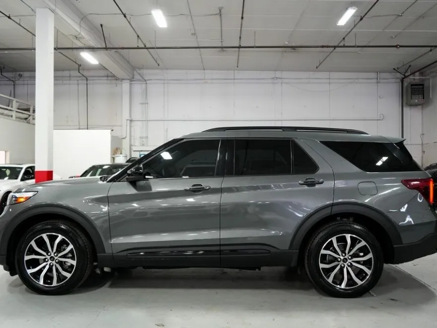 2023 Ford Explorer ST photo 1